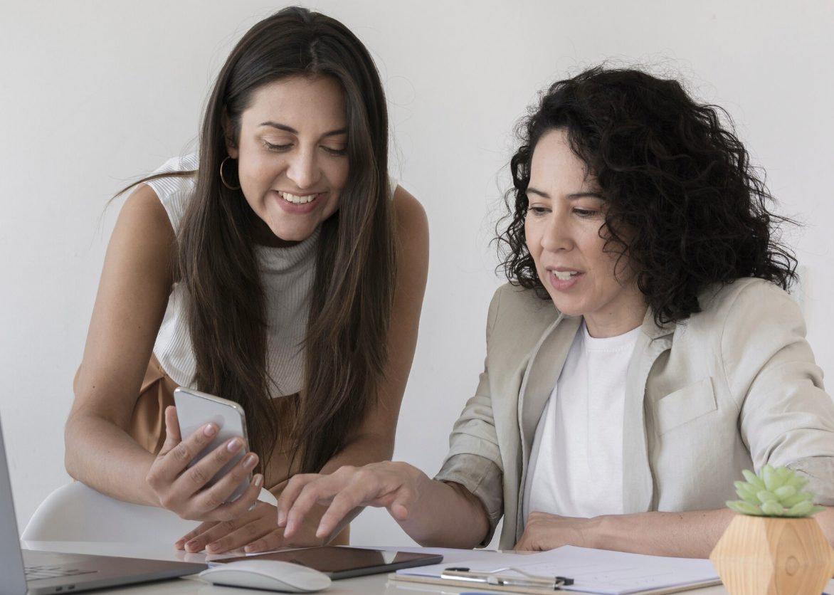 No debemos olvidar que las mujeres desempeñan un papel central en la economía familiar y nacional; de ahí la importancia de la inclusión financiera para ellas.