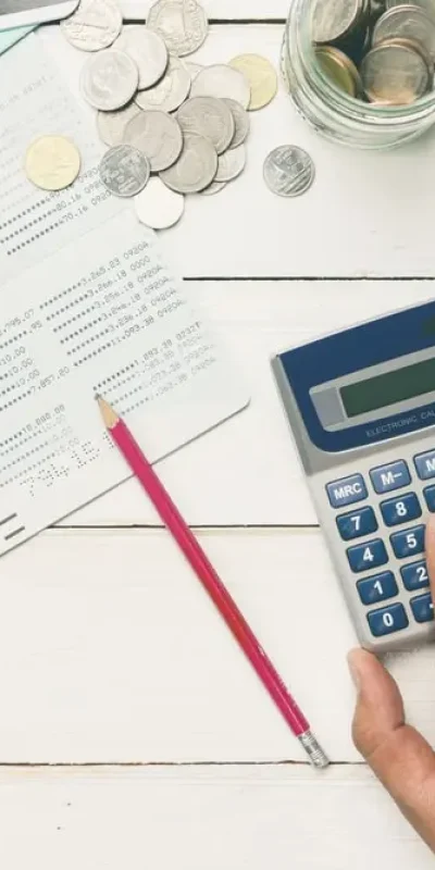 Calculadora sobre la mesa